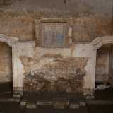 A fatica riconosciamo quel che rimane dell'altare, affiancato da due archi in stile classicista che immettono in una minuscola sagrestia. Al di sopra di esso spicca per� in una nicchia uno splendido affresco che raffigura la Madonna di Costantinopoli con Ges� bambino